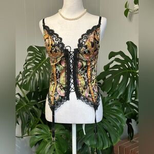 🛍️ beautiful lace trimmed multi color corset great condition.